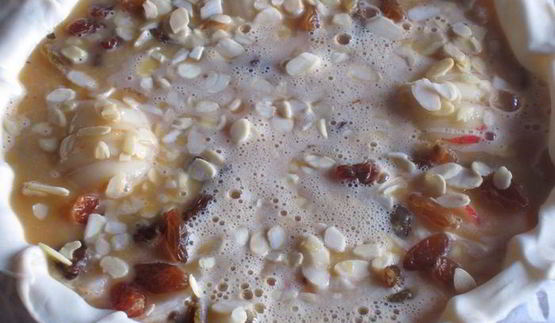 тарт с грушами, изюмом и миндальными лепестками