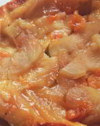 Тарт с карамелизованными фруктами на сметанном тесте