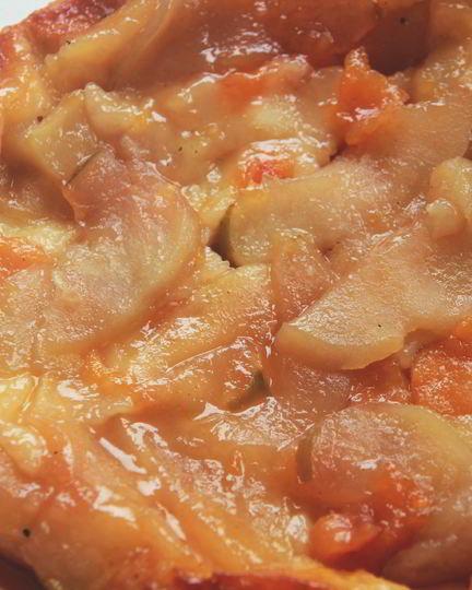 Рецепт тарта с карамелизованными фруктами на сметанном тесте