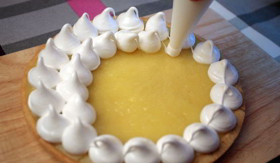 тарт с лимонной начинкой и белковым кремом