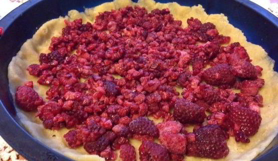 тарт с малиной и заварным медовым кремом