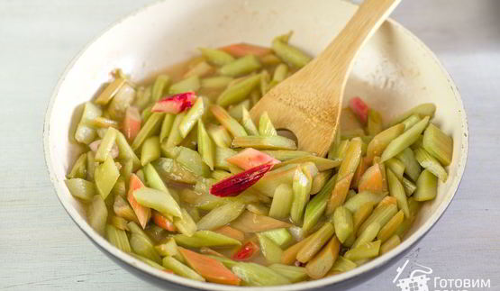 тарт с ревенем, заварным кремом и меренгой