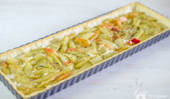 тарт с ревенем, заварным кремом и меренгой