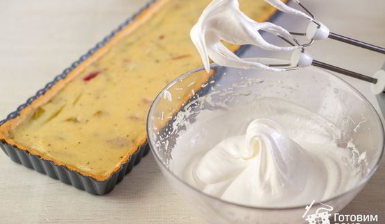 тарт с ревенем, заварным кремом и меренгой