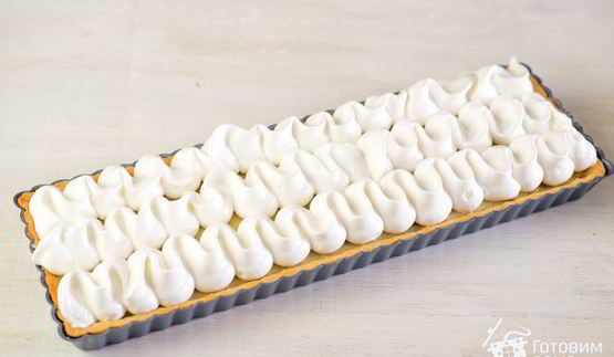 тарт с ревенем, заварным кремом и меренгой