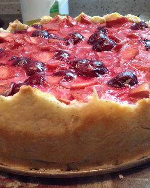 Тарт с яблоками, вишней и марципаном