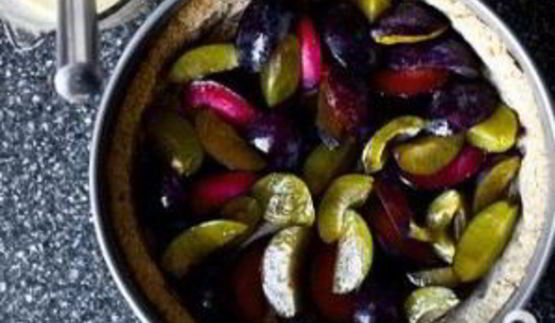 тарт со сливами и лесными орехами