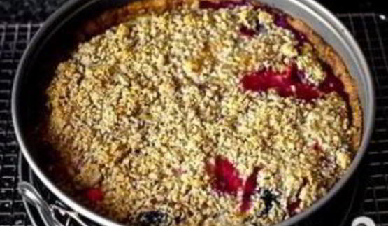 тарт со сливами и лесными орехами