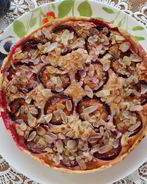 Тарт со сливами, рикоттой и миндалем