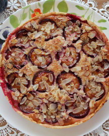 Рецепт тарт со сливами, рикоттой и миндалем