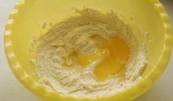 тарт со сливами, рикоттой и миндалем