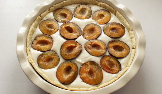 тарт со сливами, рикоттой и миндалем