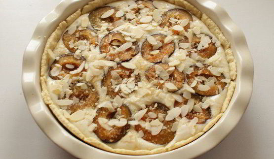 тарт со сливами, рикоттой и миндалем