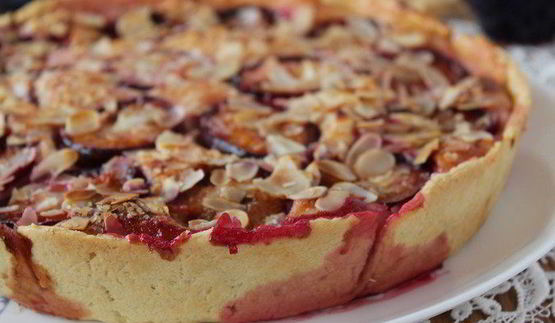 тарт со сливами, рикоттой и миндалем