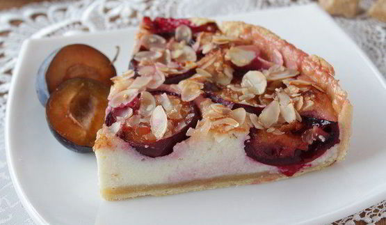 тарт со сливами, рикоттой и миндалем