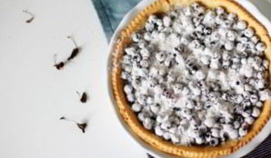 тарт со смородиной и меренгой