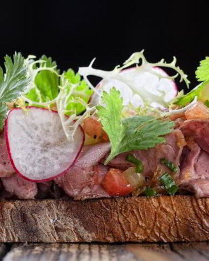 Рецепт тартина с ростбифом с кунжутно-луковой заправкой