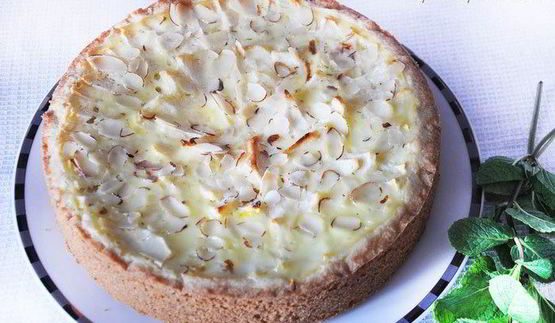 яблочный тарт с миндальными лепестками