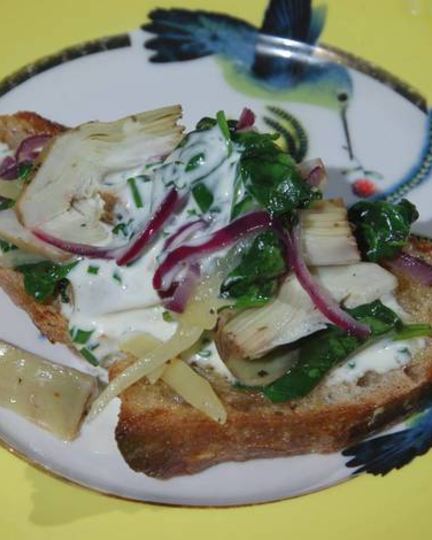 Рецепт артишоков со шпинатом на тостах