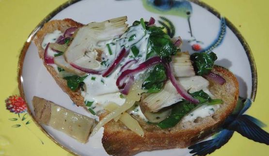 артишоки со шпинатом на тостах