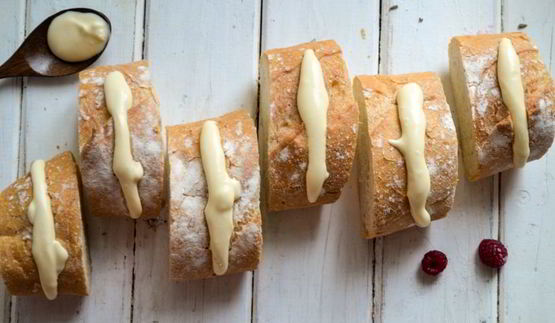 французские тосты с начинкой из сливочного сыра и малины