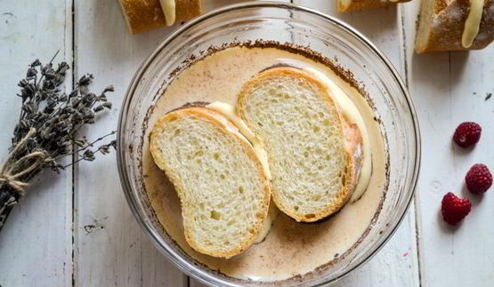 французские тосты с начинкой из сливочного сыра и малины