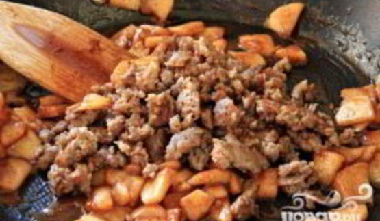 французские тосты с яблоками и колбасой