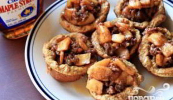 французские тосты с яблоками и колбасой