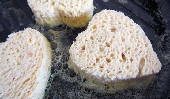 французские тосты в виде сердца