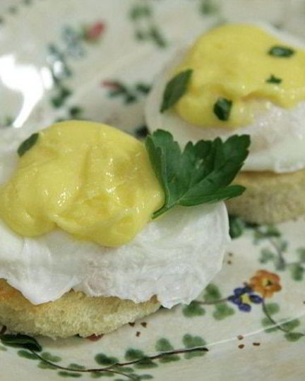 Рецепт хрустящих тостов с яйцом пашот под лимонным соусом