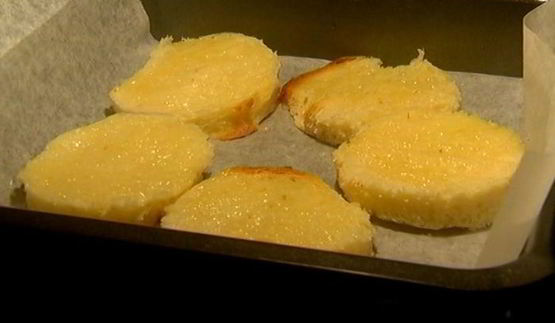 хрустящие тосты с яйцом пашот под лимонным соусом