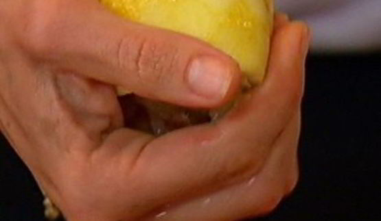 хрустящие тосты с яйцом пашот под лимонным соусом