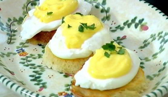 хрустящие тосты с яйцом пашот под лимонным соусом