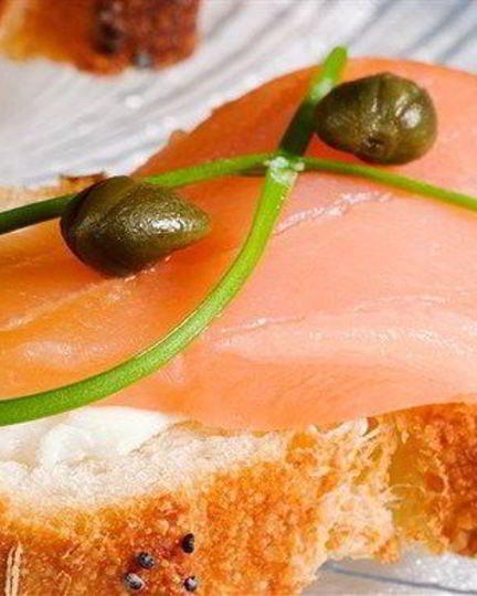 Рецепт копченого лосося с коньячно-тминным майонезом на тостах из французского хлеба