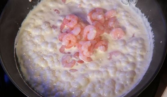 луковые тосты с креветками