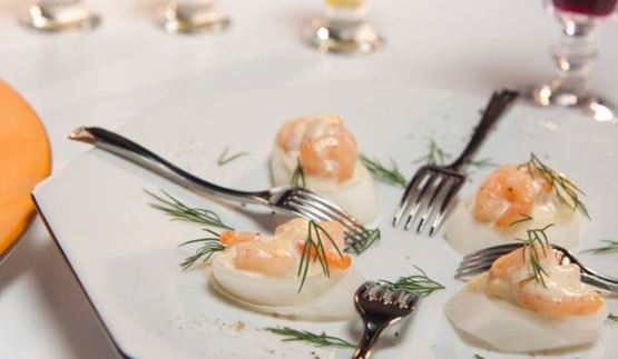 луковые тосты с креветками