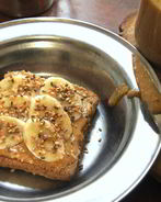 Тост с арахисовым маслом, бананом и кунжутом
