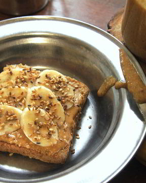 Тост с арахисовым маслом, бананом и кунжутом