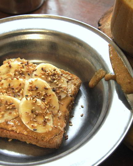 Рецепт тоста с арахисовым маслом, бананом и кунжутом