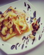 Тост с бананово-карамельным соусом