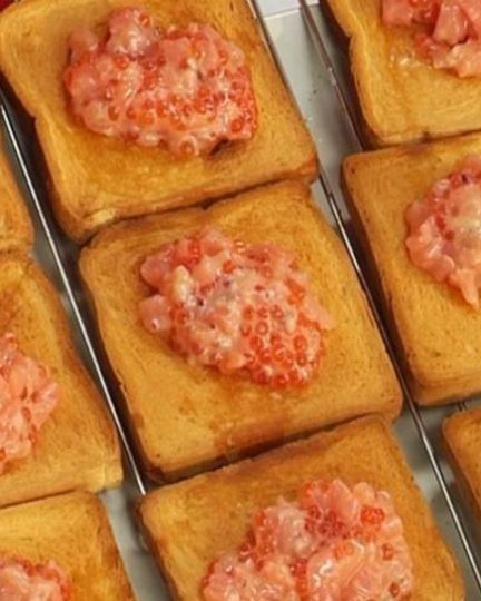 Рецепт тоста с семгой и красной икрой