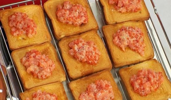 тост с семгой и красной икрой