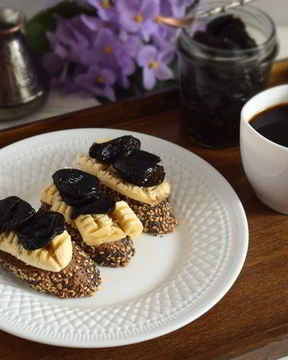 Тосты с бананом и пряным черносливом