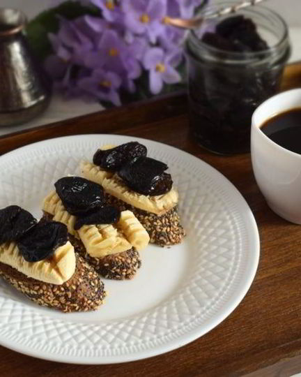 Рецепт тостов с бананом и пряным черносливом