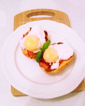 Тосты с беконом и яйцами пашот