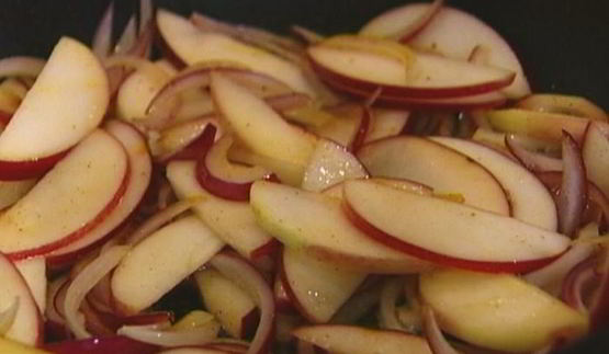 тосты с беконом, карамелизированными яблоками и луком