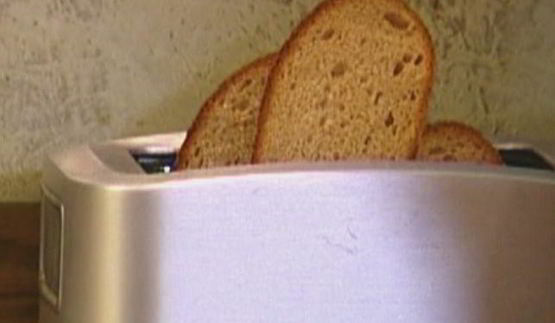 тосты с беконом, карамелизированными яблоками и луком