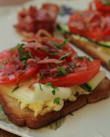 Рецепт тосты с беконом, помидорами, цукини и сыром