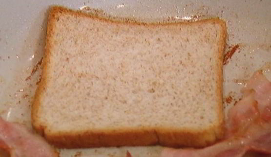 тосты с беконом, помидорами, цукини и сыром