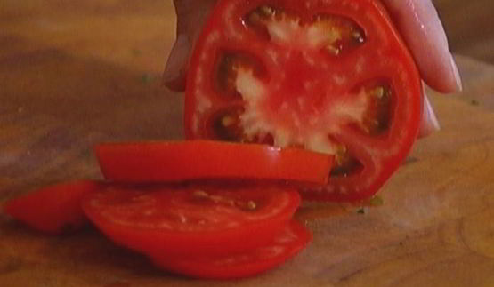 тосты с беконом, помидорами, цукини и сыром